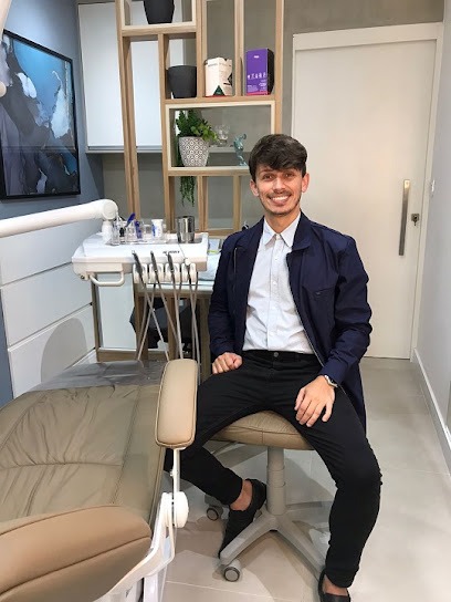 Dr. Carlos Henrique de Mello em seu consultório odontológico em Icaraí, Niterói