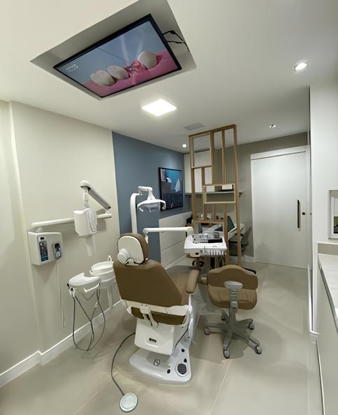 Sala de atendimento do consultório com cadeira odontológica